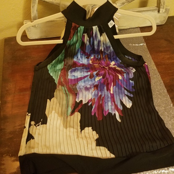 Gorgeous halter style top. - Picture 3 of 4